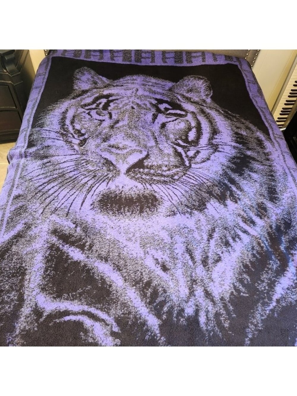 Plush Tiger Purple Black Reversible Blanket Double Size Vintage 1990s man cave - Picture 7 of 7